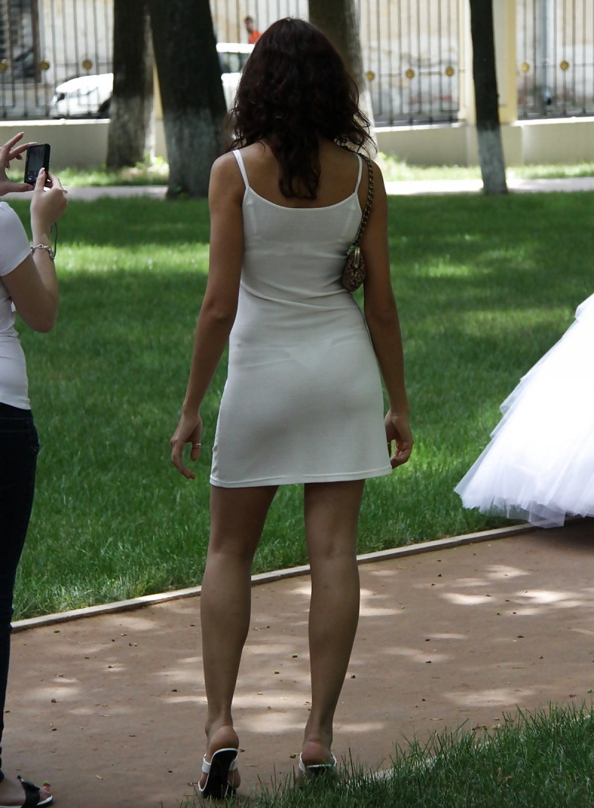 Зрелка на улице без белья в прозрачном платье фото