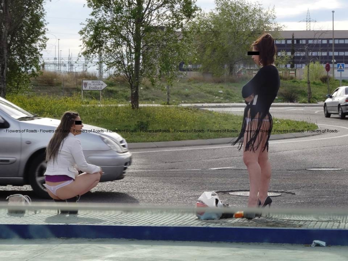Русская незнакомка возле дороги бесплатно отсосала прохожему и нагнулась чтобы он вставил
