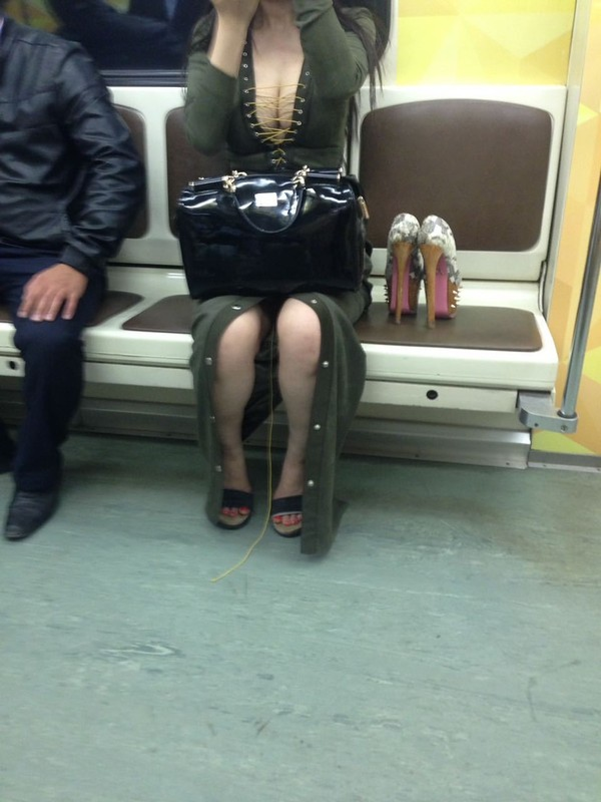 Подглядывание в метро. Ноги в транспорте. Под юбкой в метрополитене. Ножки в общественном транспорте. Женские ноги в транспорте.
