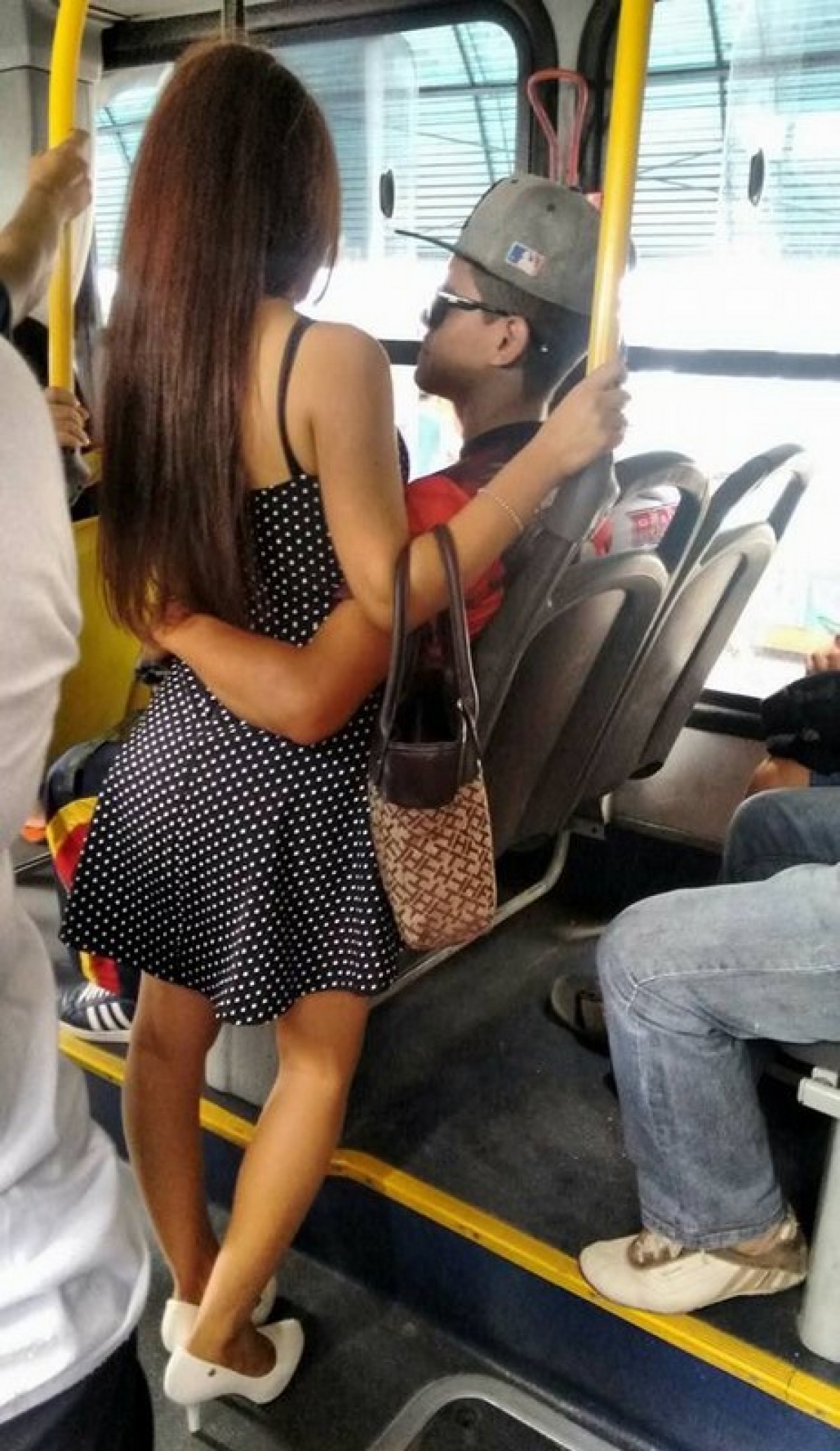 Почему лапают. Девушки в общественном транспорте. Красивые девушки в общественном транспорте. Красивые девушки в автобусе. Лапаю девушек в общественном транспорте.