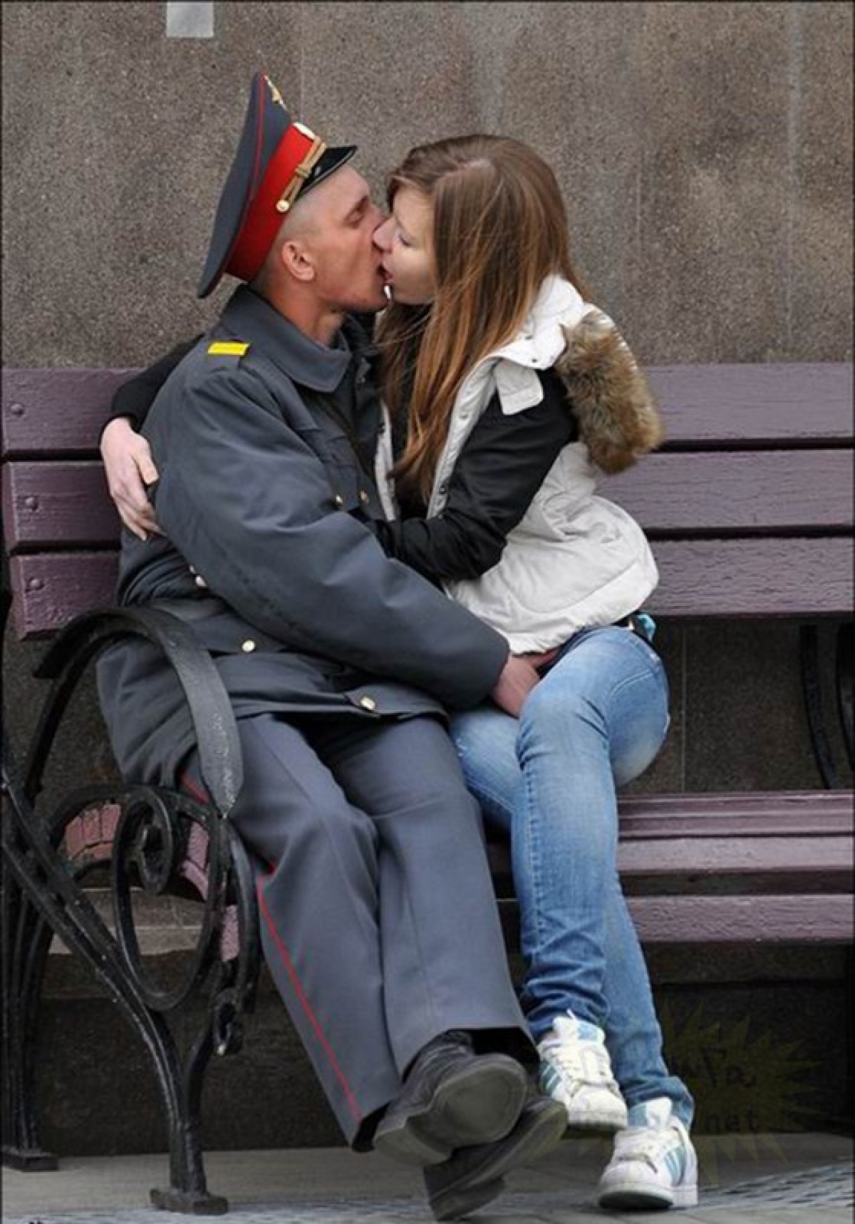 Лапает прохожих. Целующийся милиоцеонеры. Целующиеся милиционеры. Девушка с полицейским парнем. Поцелуй с полицейским.