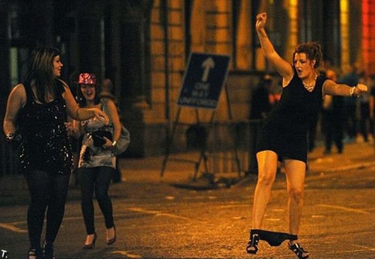 Drank street. Пьяные танцы девушек. Три пьяные девушки.