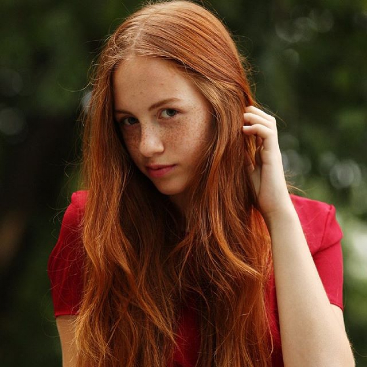 Девушка подросток с рыжими волосами