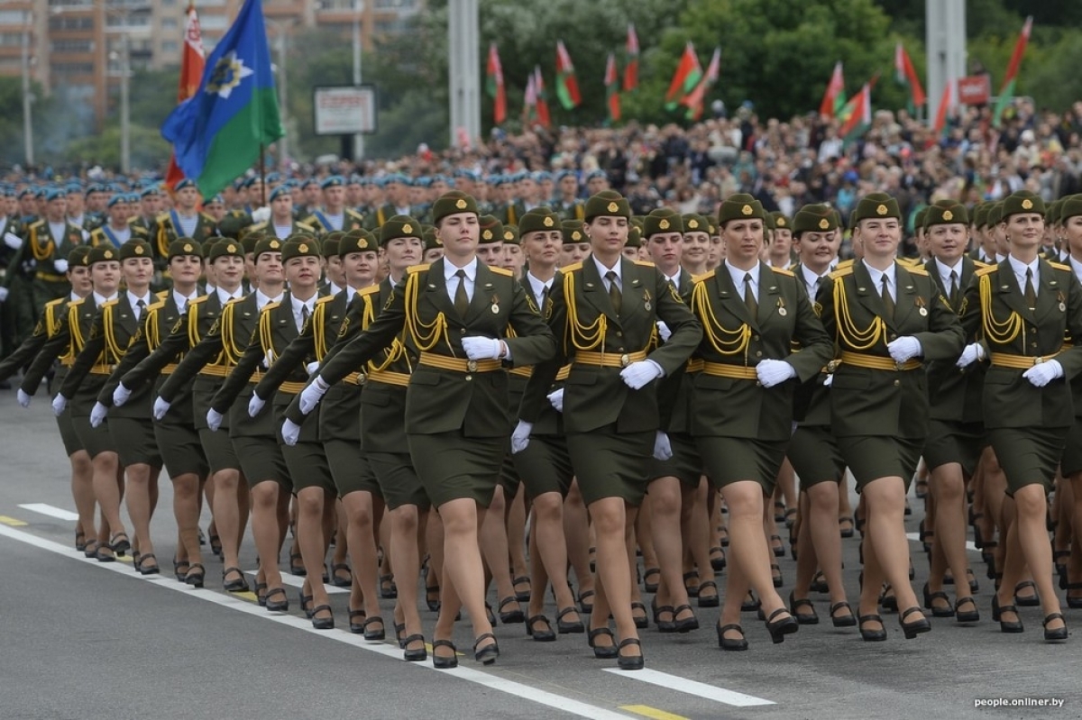 Военная форма рб. Женская парадная Военная форма. Женщины военнослужащие на параде. Женская армия на параде. Белорусская армия парад.