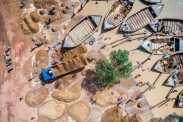 Extrakce říčního písku v Mali
