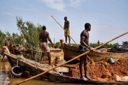 Extrakce říčního písku v Mali