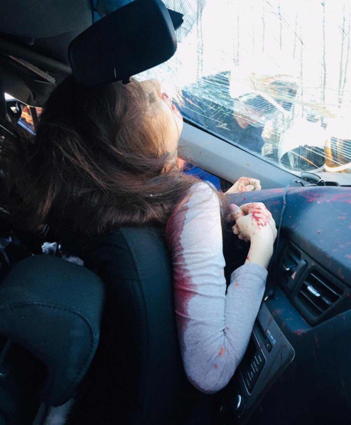 Мертвая девушка в машине