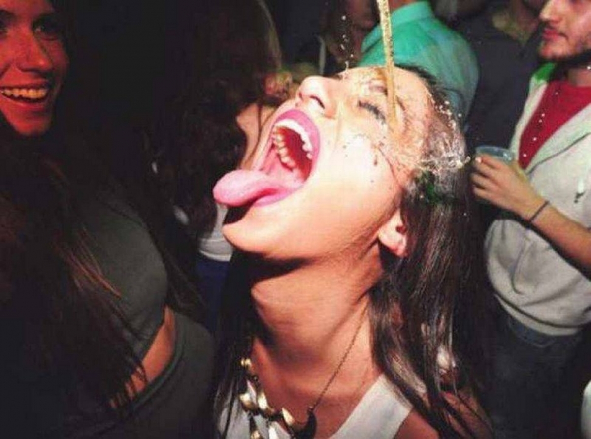 Девушка шампанское в рот
