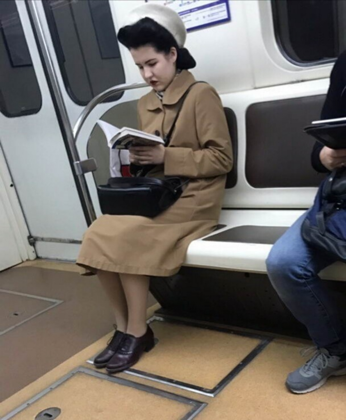 Чел в метро. Люди в метро. Обычные люди в метро. Сидит в метро. Пассажиры в метро сидят.