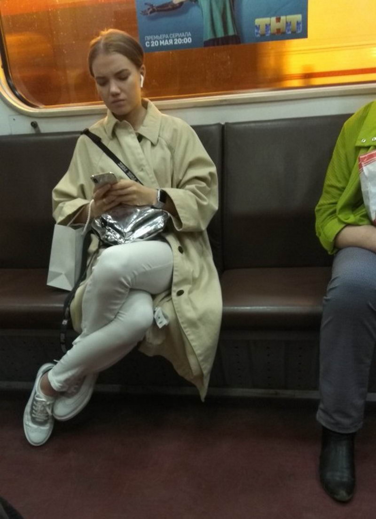 Чел в метро. Люди в метро. Девушки в метро. Человек сидит в метро. Девушка сидит в метро.