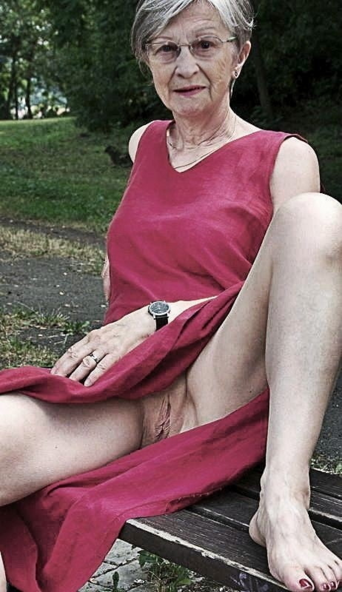 Amateur Mature Granny Blonde Onetitsout Teasing Oops Downblouse Outdoors