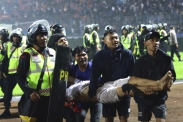 125 mrtvých na stadionu v Indonésii