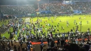 125 mrtvých na stadionu v Indonésii