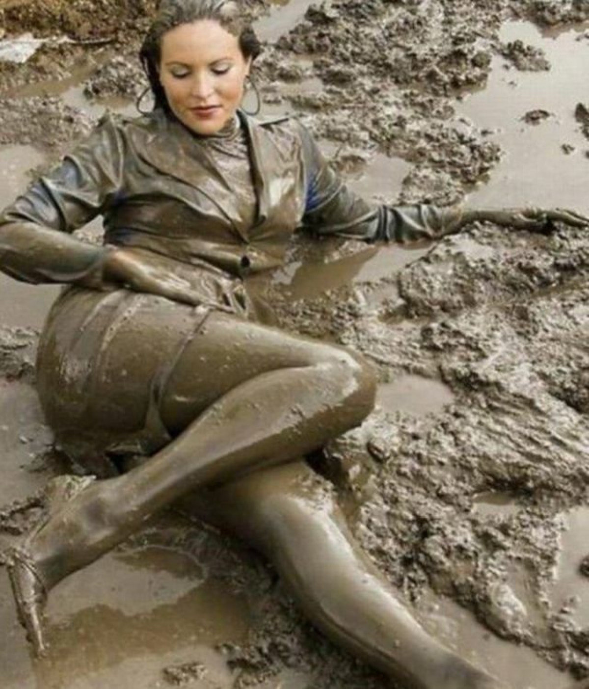 Тетка моется. Девушки в грязи в одежде. Девочки купаются в грязи.