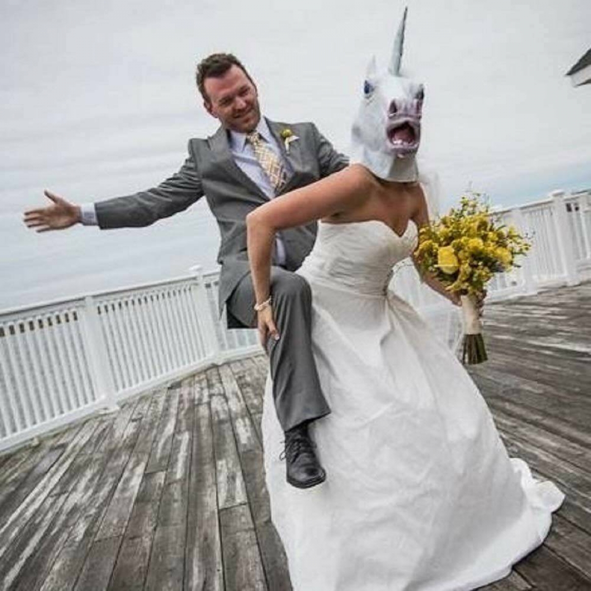 Юмористические свадьбы. Необычные костюмы на свадьбу. Необычные свадьбы. Необычные Свадебные платья. Смешные костюмы жениха и невесты.